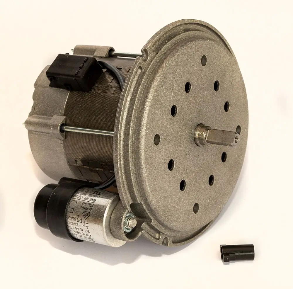 Daikin Motor mit einer Metallaußenhülle und elektrischem Anschluss. Sichtbare Verbindungselemente und eine Welle sind vorhanden. Im Vordergrund ein separates schwarzes Bauteil.